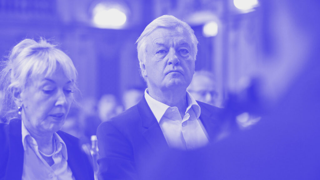 Jürgen und Stephanie Elsässer stehen nebeneinander in einem Gerichtssaal