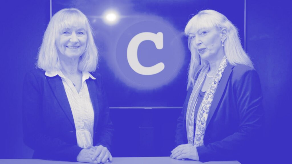 Die AfD-Bundestagsabgeordnete Christina Baum und Compact-Moderatorin Stephanie Elsässer stehen vor dem Logo des Compact-Magazins im Studio