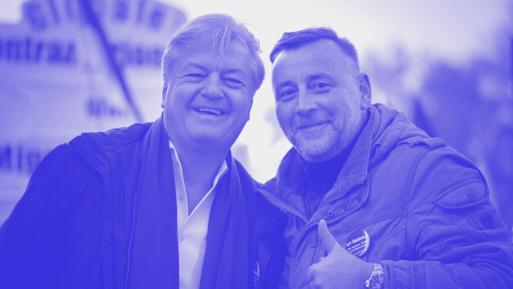 Compact-Magazin-Chef Jürgen Elsässer auf einem Foto mit dem Pegida-Gründer Lutz Bachmann
