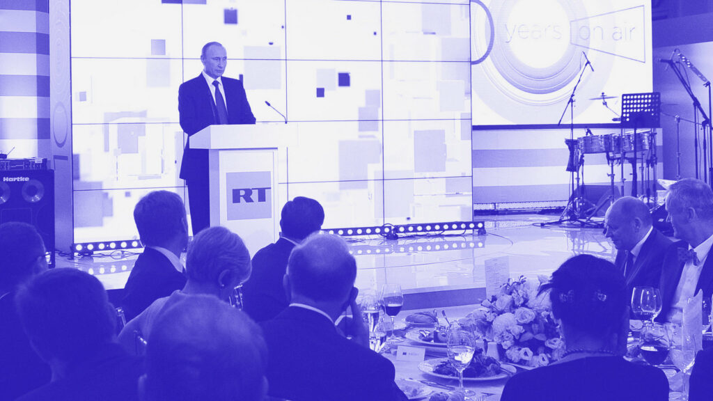 Der russische Präsident Wladimir Putin (links im Hintergrund) hält eine Rede anlässlich einer Veranstaltung zum 10-jährigen Jubiläum des Fernsehsenders RT (Russia Today).